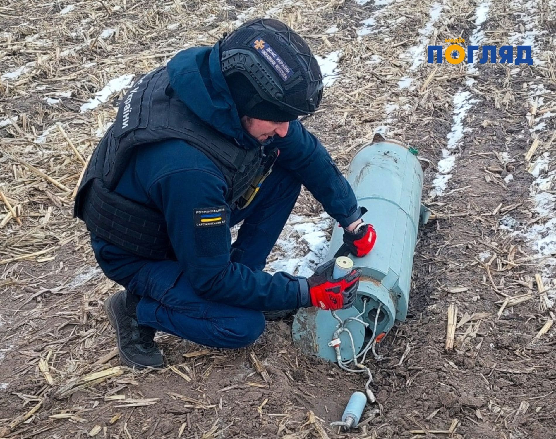 На Київщині посеред поля знайшли частину російської ракети (ФОТО) - зображення